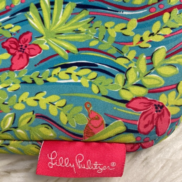 Lilly Pulitzer Make up bag size long 10” wide 8” no rips smell see pictures - Picture 9 of 11